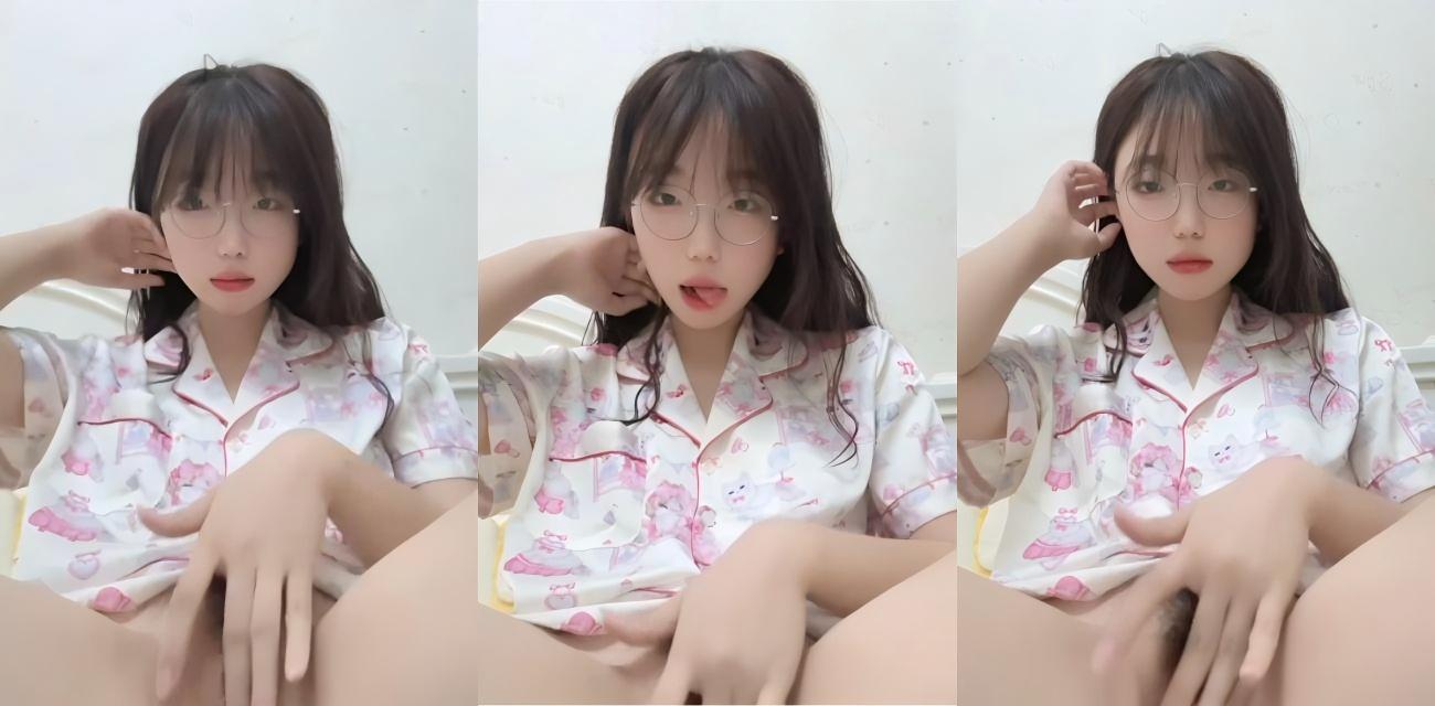 云南师范大学眼镜妹【周晓琴】假期在家寂寞发情逼痒难耐，为泄欲给男友私发自慰视频